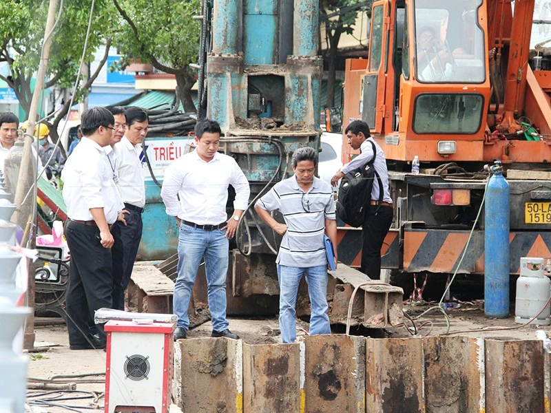 Ngày 8-8, lực lượng chức năng khẩn trương khắc phục sự cố sụt lún trên đường Trường Sa 